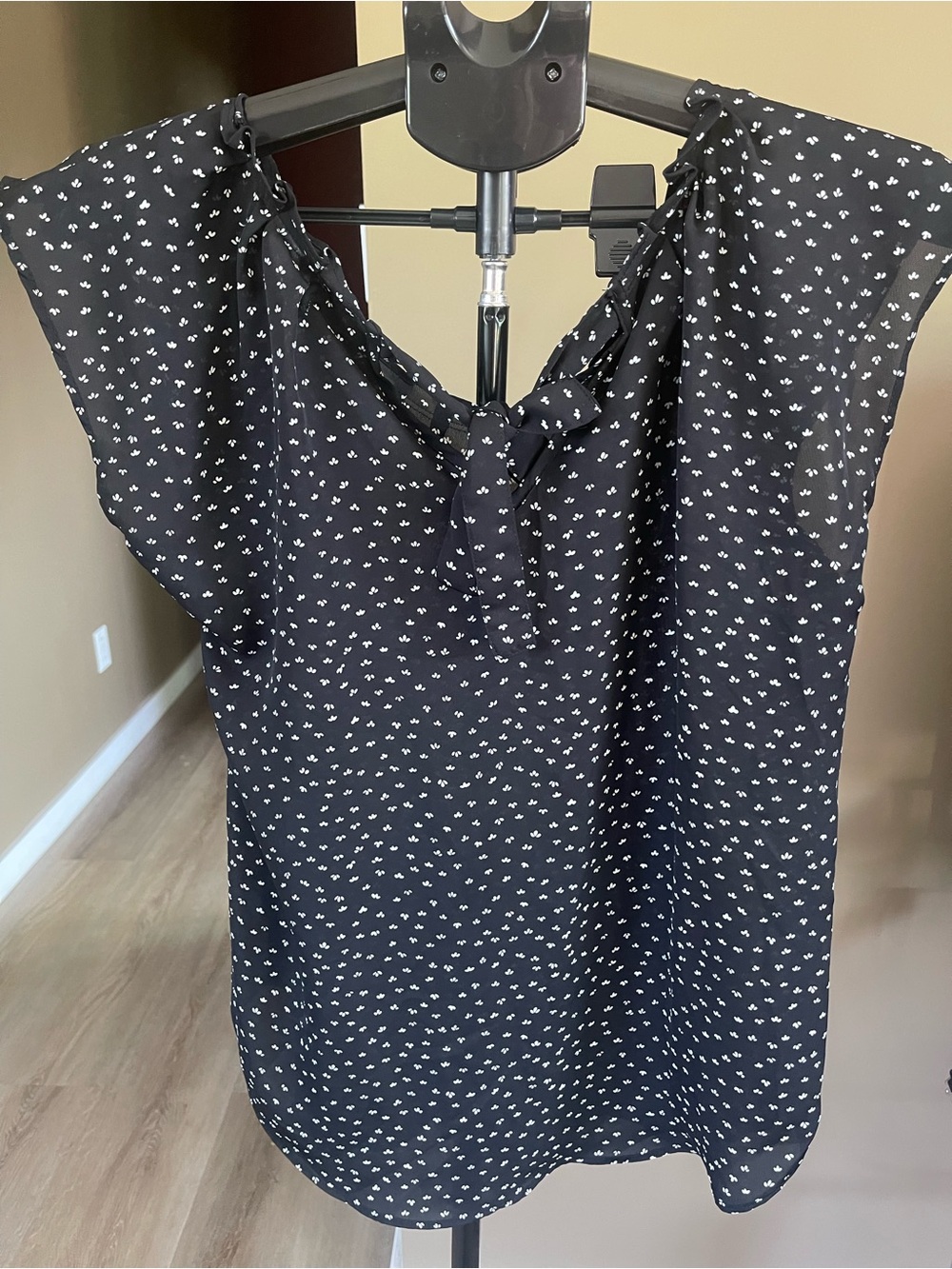 LC Lauren Conrad Black & White flowered Dot Tie-Back Flutter Sleeve Blouse